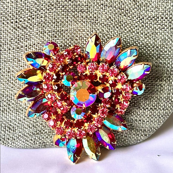 Pinks Red Ruby Aurora Borealis Rhinestone Brooch - Picture 4 of 9